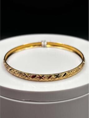 Sparkly 10K Yellow Gold Bangle